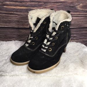 Black leather suede winter boots lug 6.5M